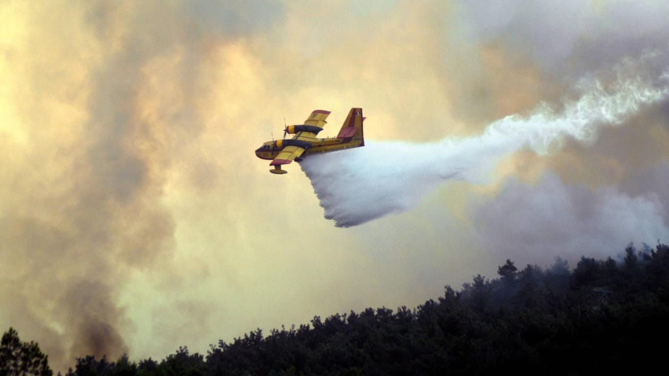 Ein Löschflugzeug bekämpft einen Großbrand in der Türkei (Archivfoto): Wie es zu dem Unglück kommen konnte, ist noch unklar.