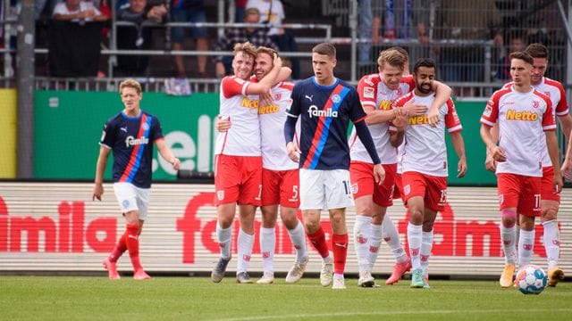 Jahn Regensburg setzte sich souverän bei Holstein Kiel durch.