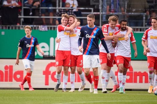 Jahn Regensburg setzte sich souverän bei Holstein Kiel durch.