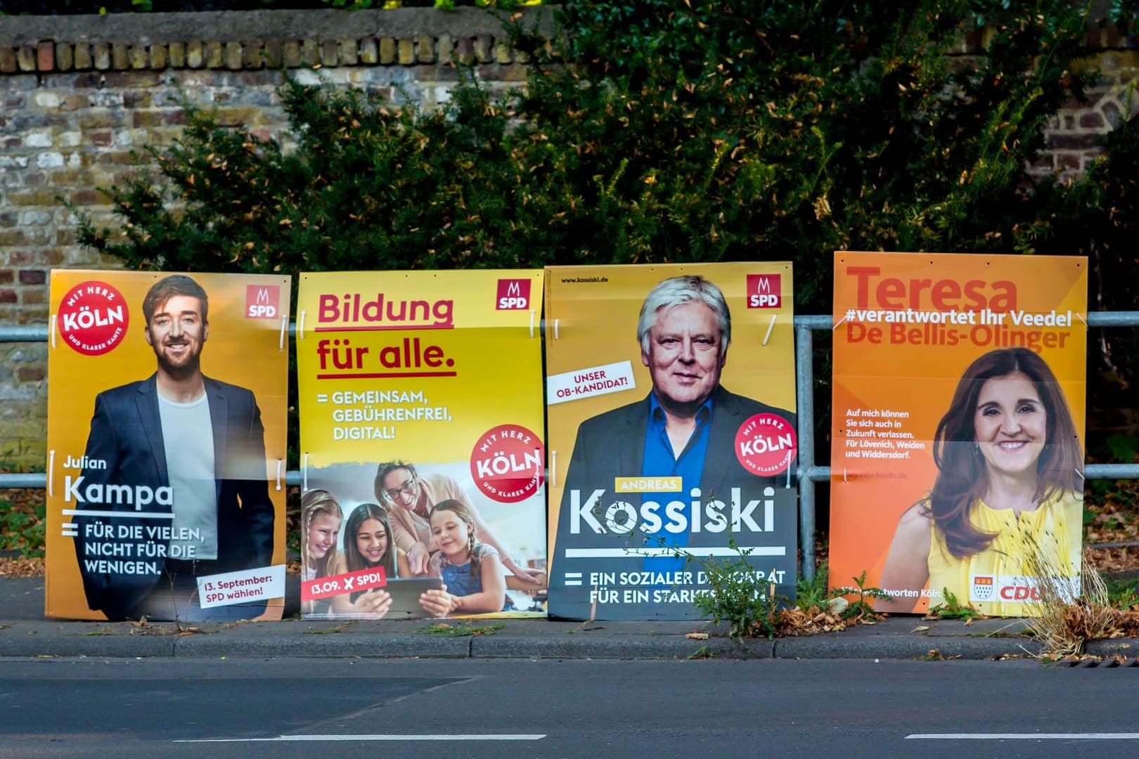 Wahlplakat hängen an einer Straße in Köln (Archivbild): Wahlhelfer der SPD-Kandidatin Abdel sollen bei der Arbeit angegriffen worden sein.