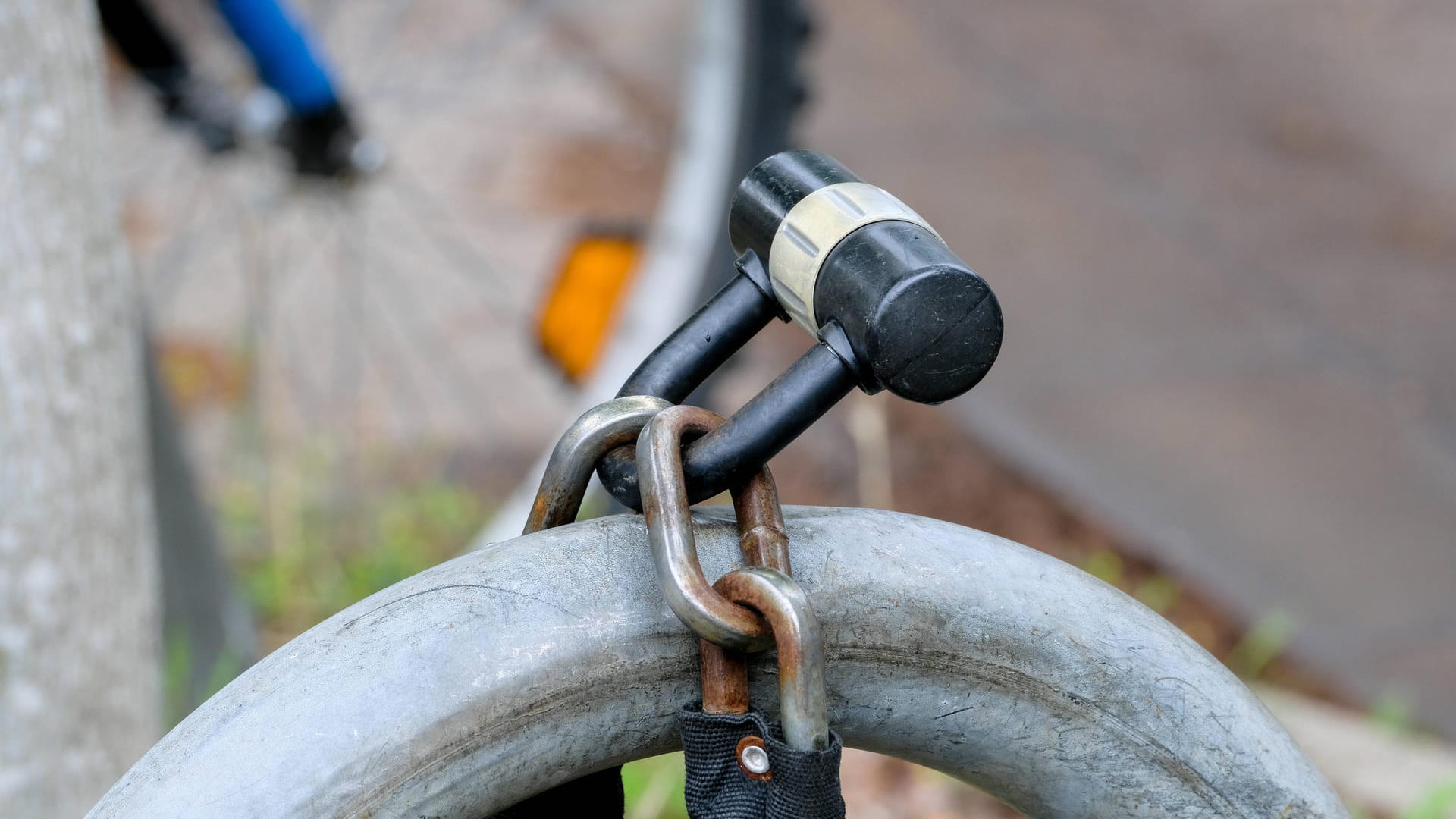 Ein Fahrradkettenschloss (Symbolbild): Das soll die Tatwaffe gewesen sein, mit der ein Mann in Hellersdorf auf offener Straße attackiert worden sein soll.