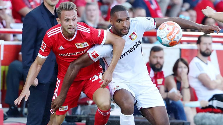 Jonathan Tah (r.) im Duell mit Marcus Ingvartsen: Der Leverkusener Verteidiger wurde von einigen Fans der Berliner ausgepfiffen.