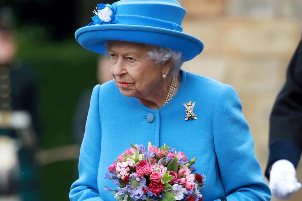 Queen Elizabeth II.: Sie verbringt gerade ihre sommerliche Auszeit in Schottland, doch der Urlaub wird von einer Krise überschattet.