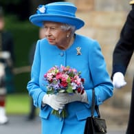 Queen Elizabeth II.: Sie verbringt gerade ihre sommerliche Auszeit in Schottland, doch der Urlaub wird von einer Krise überschattet.