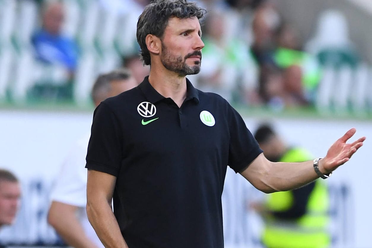 Mark van Bommel: Der niederländische Trainer durfte sich zum Auftakt über drei Punkte freuen.