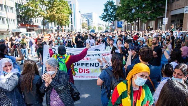 Kurdische Demo in Düsseldorf gegen Militäraktionen der Türkei Kurdische Demo in Düsseldorf gegen Militäraktionen der Türkei