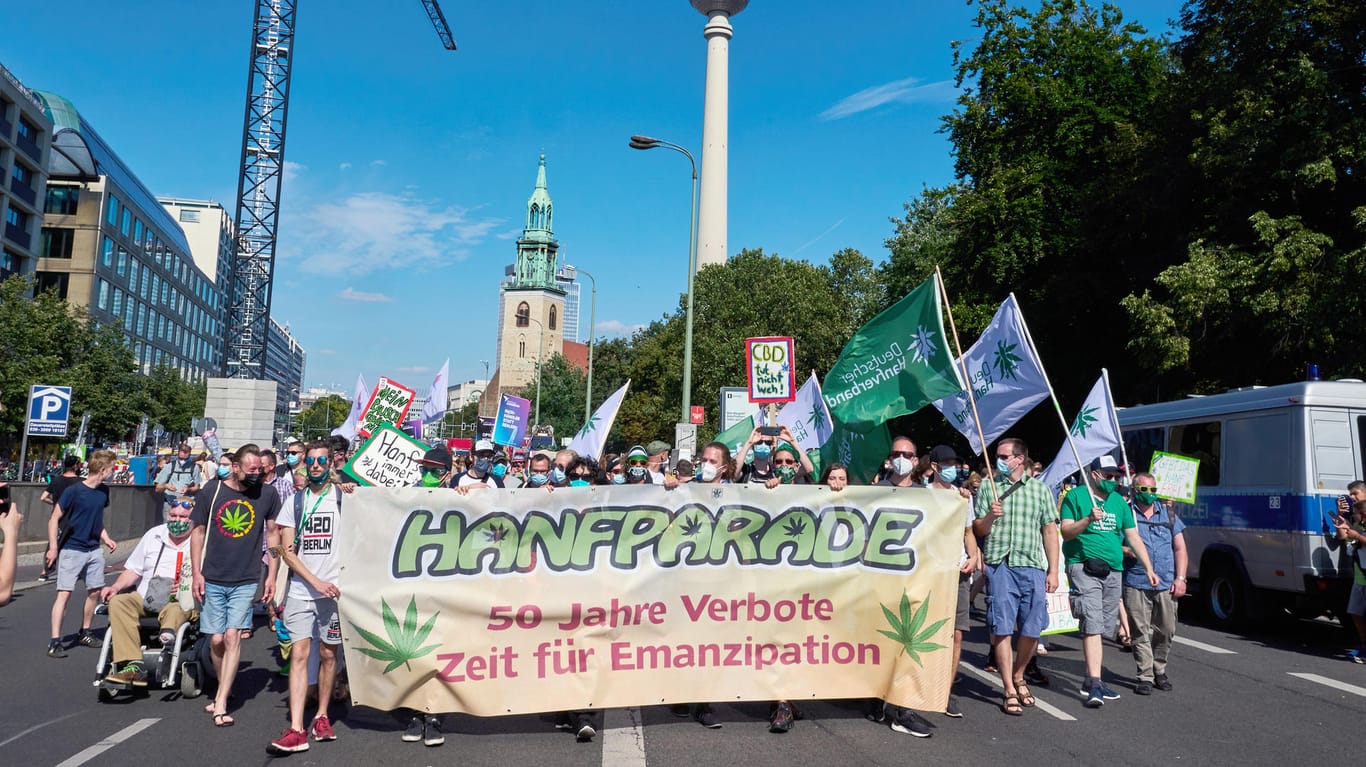 Demonstranten gehen bei der Hanfparade durch die Innenstadt (Foto): Die Hanfparade ist laut Angaben der Veranstalter die größte und traditionsreichste Demonstration für Cannabis in Deutschland.