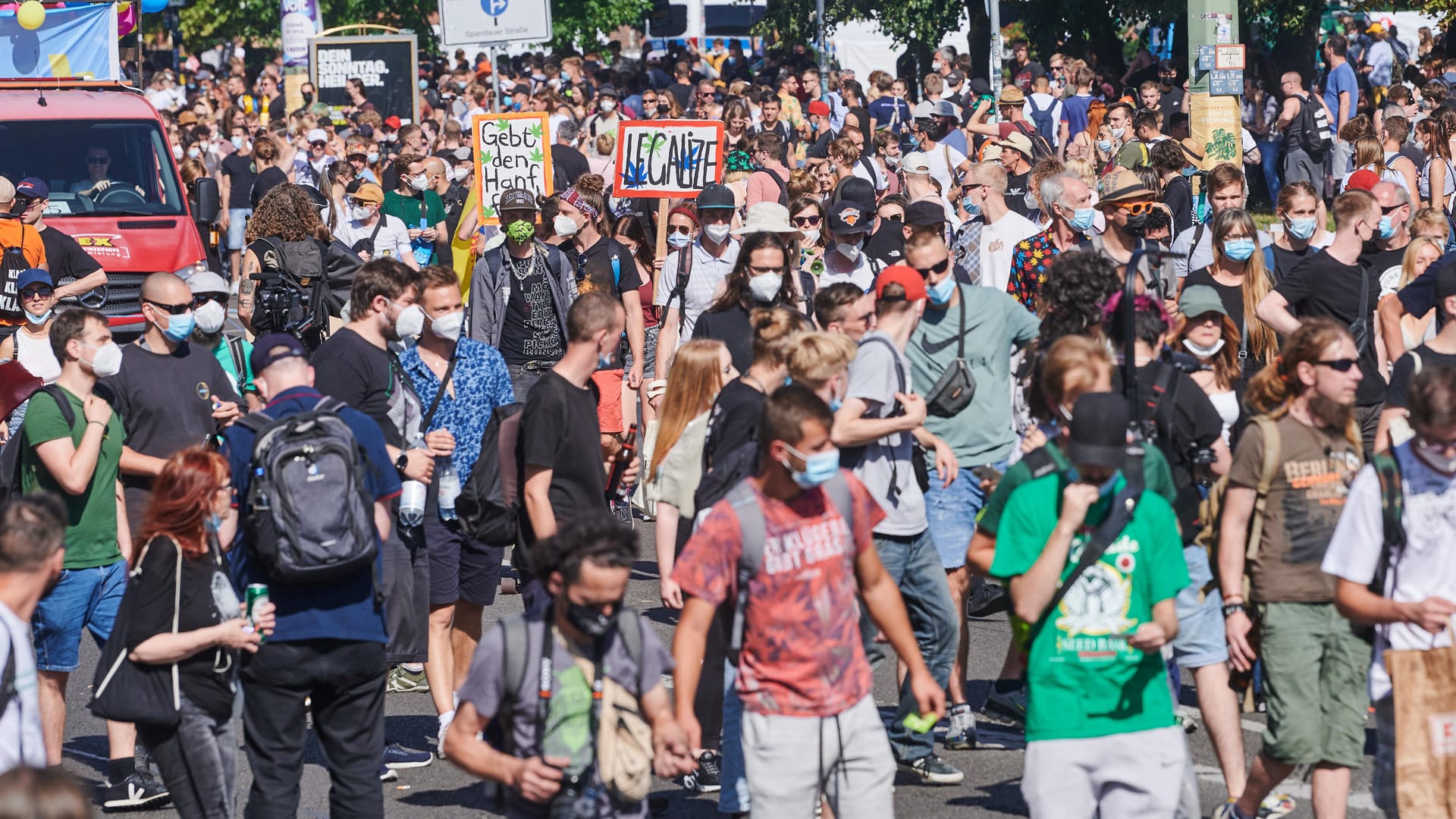 Demonstranten bei der Hanfparade: "Gebt den Hanf frei" und "Legalize" steht auf den Plakaten. Demonstranten bei der Hanfparade: "Gebt den Hanf frei" und "Legalize" steht auf den Plakaten.