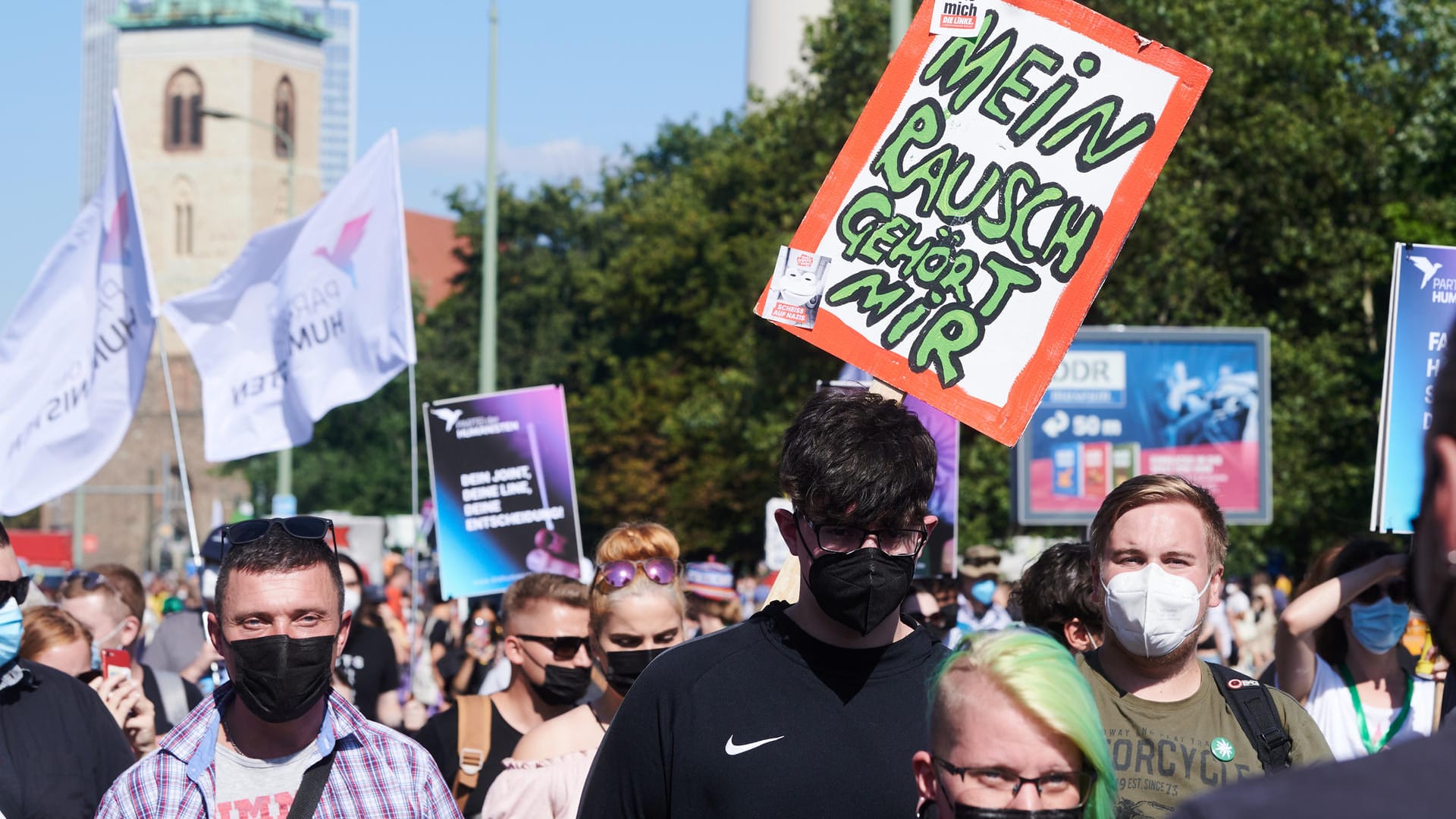 Tausende Menschen laufen mit Plakaten durch die Stadt (Foto): Der Kultursenator Lederer sei vor 23 Jahren bereits zum ersten Mal bei der Hanfparade dabei gewesen.