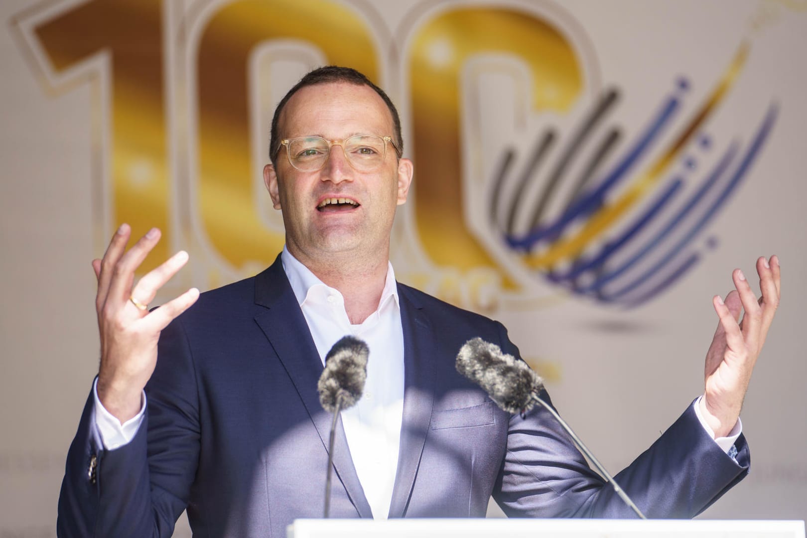 Bundesgesundheitsminister Jens Spahn spricht in der Anlage des Klosters Schiffenberg: "Wir wollen Deutschland in goldene 20er-Jahre führen."