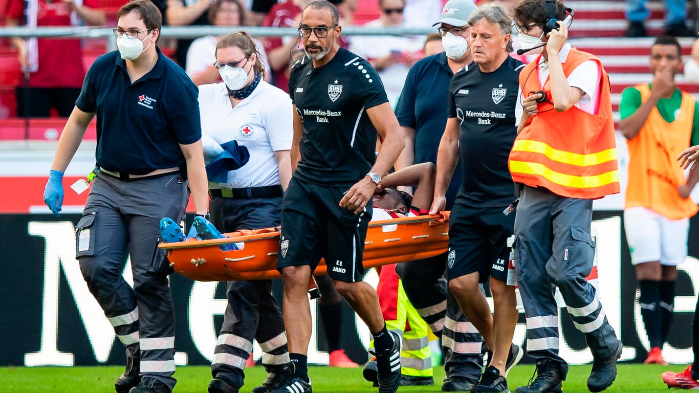 Wermutstropfen für den VfB: Stuttgarts Mohamed Sankoh wird verletzt vom Platz getragen.