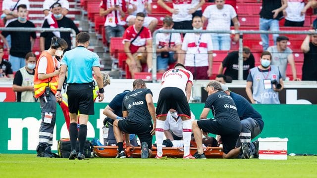 Stuttgarts Mohamed Sankoh musste verletzt vom Platz getragen werden.