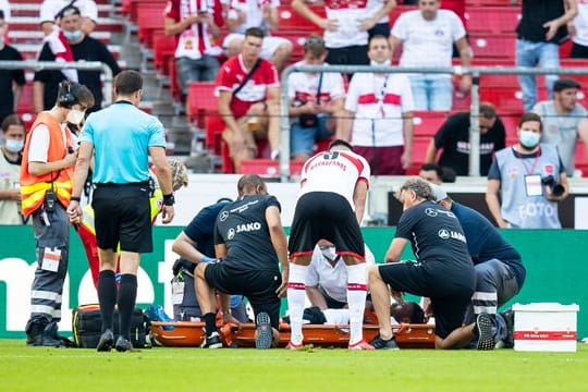 Stuttgarts Mohamed Sankoh musste verletzt vom Platz getragen werden.