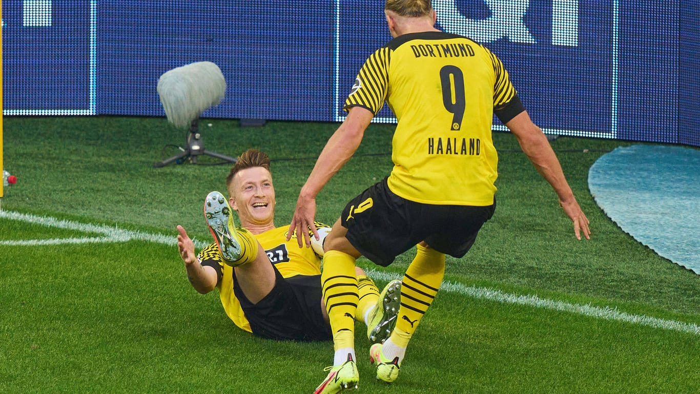 Erling Haaland (r.) feiert mit Marco Reus: Die BVB-Stars zeigten eine starke erste Hälfte gegen Frankfurt.