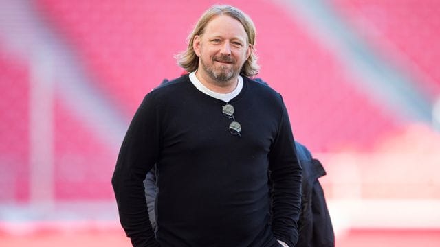 "Wir freuen uns sehr, dass wir Enzo langfristig an den VfB binden konnten", sagt Stuttgarts Sportdirektor Sven Mislintat. "Wir freuen uns sehr, dass wir Enzo langfristig an den VfB binden konnten", sagt Stuttgarts Sportdirektor Sven Mislintat.