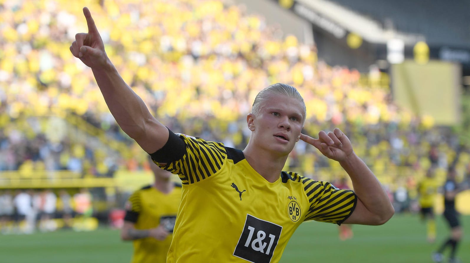 Erling Haaland bejubelt seinen Treffer: Der Norweger war Teil einer furiosen BVB-Offensive.