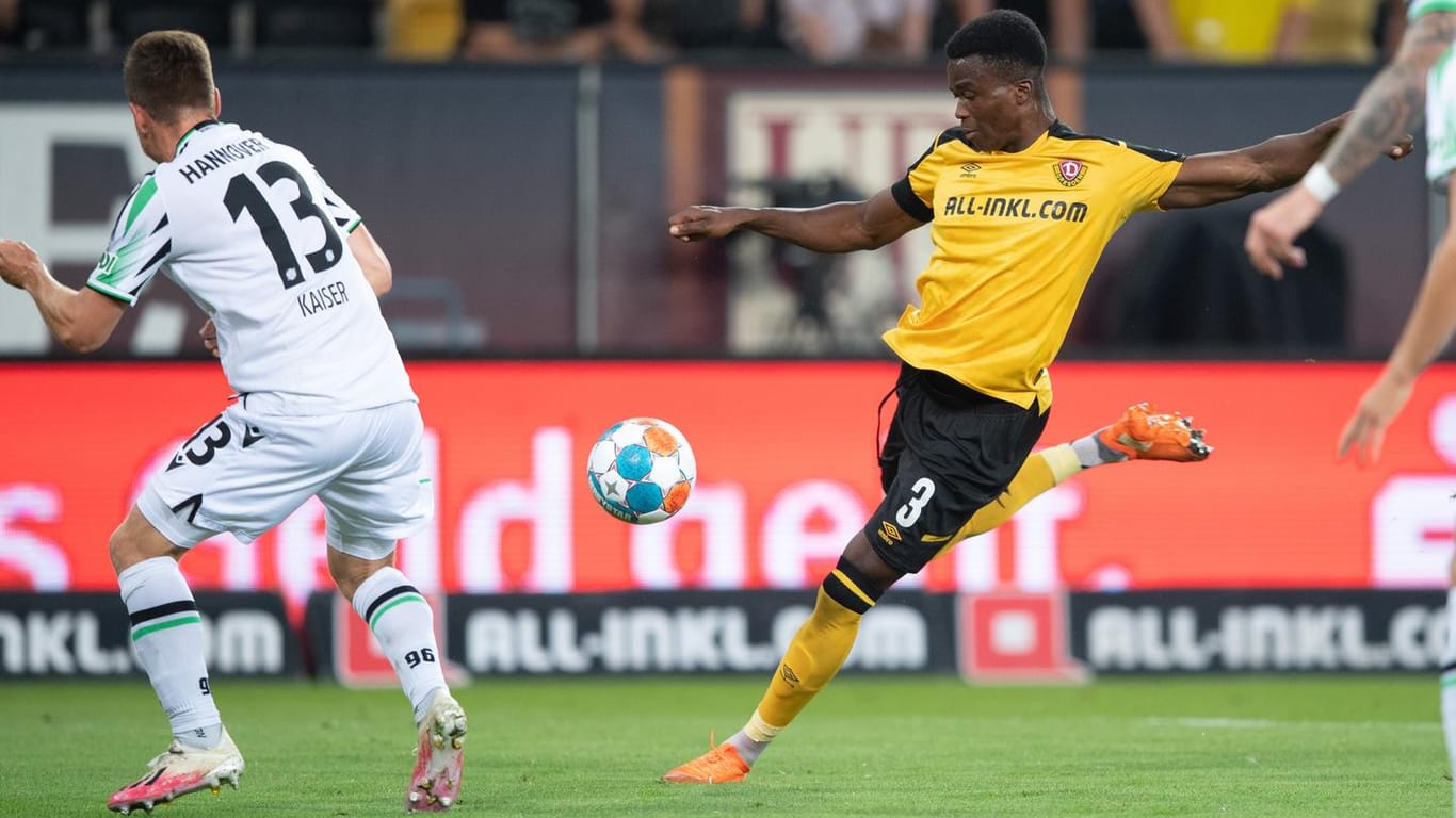 Dynamos Michael Akoto im Angriff gegen Dominik Kaiser (l) von Hannover 96: Das Spiel in Dresden begann intensiv.