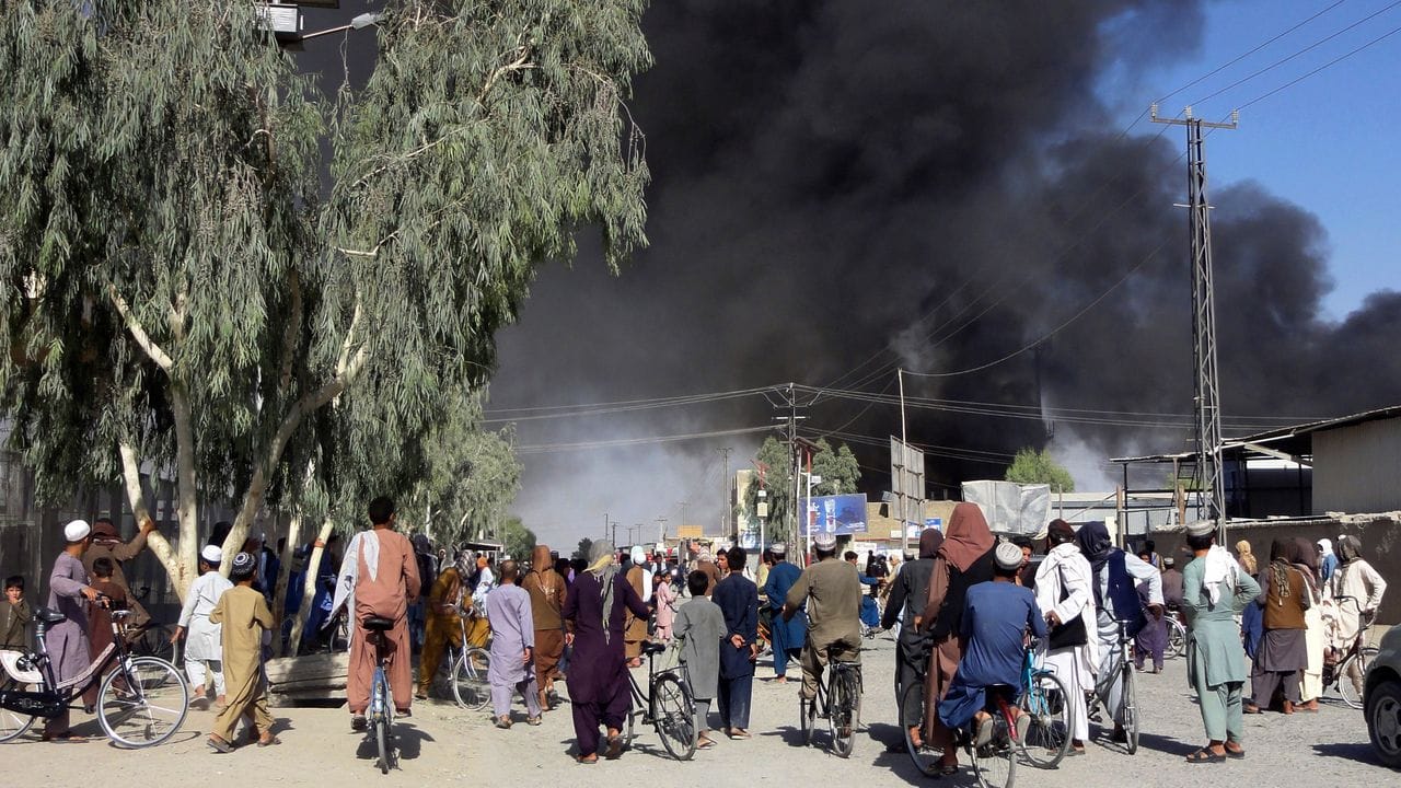 Rauchschwaden steigen am Donnerstag nach Kämpfen zwischen Taliban und Sicherheitskräften in Kandahar in den Himmel.