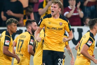 Christoph Daferner (m.) feiert seinen Treffer zum 1:0: Der Dresdner Stürmer sorgte mit seinem Team für die nächste Überraschung.