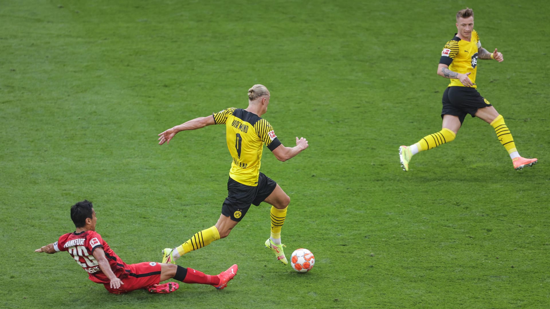 Wenn Erling Haaland (m.) und Marco Reus angriffen, konnten Makoto Hasebe (l.) und Frankfurts Abwehr nur zuschauen.