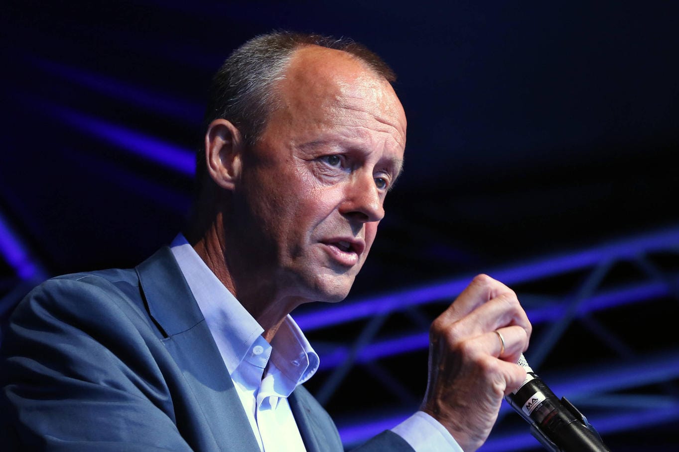 Friedrich Merz spricht bei einer Wahlkampfveranstaltung (Archivbild). Der CDU-Politiker verspricht, die Steuern bei einem Wahlsieg nicht erhöhen zu wollen.