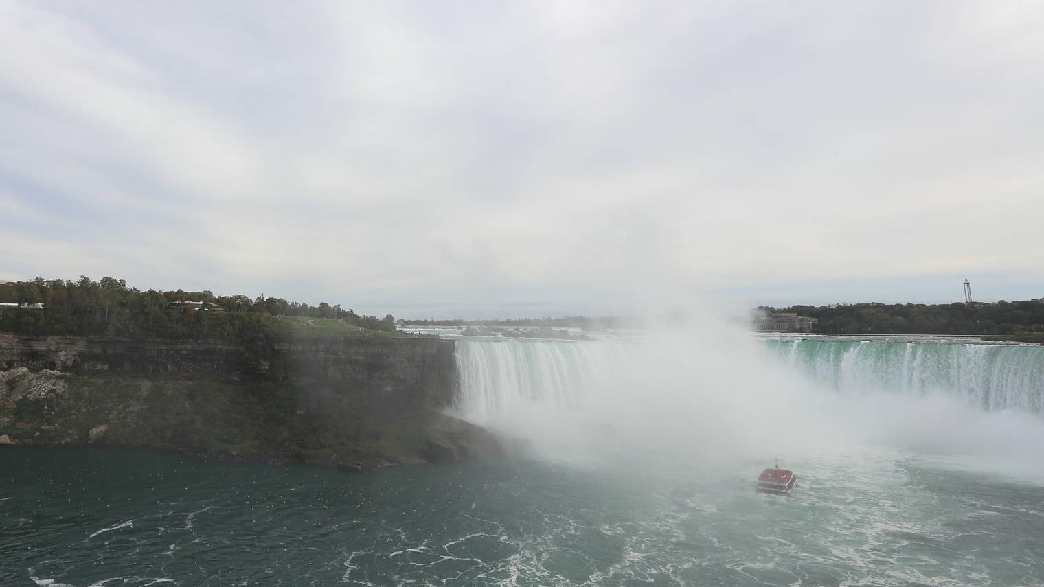 Die Niagara-Wasserfälle sind ein beliebtes Touristenziel (Archivbild). Ein Reisebus verunglückte auf dem Weg dorthin. Die Niagara-Wasserfälle sind ein beliebtes Touristenziel (Archivbild). Ein Reisebus verunglückte auf dem Weg dorthin.