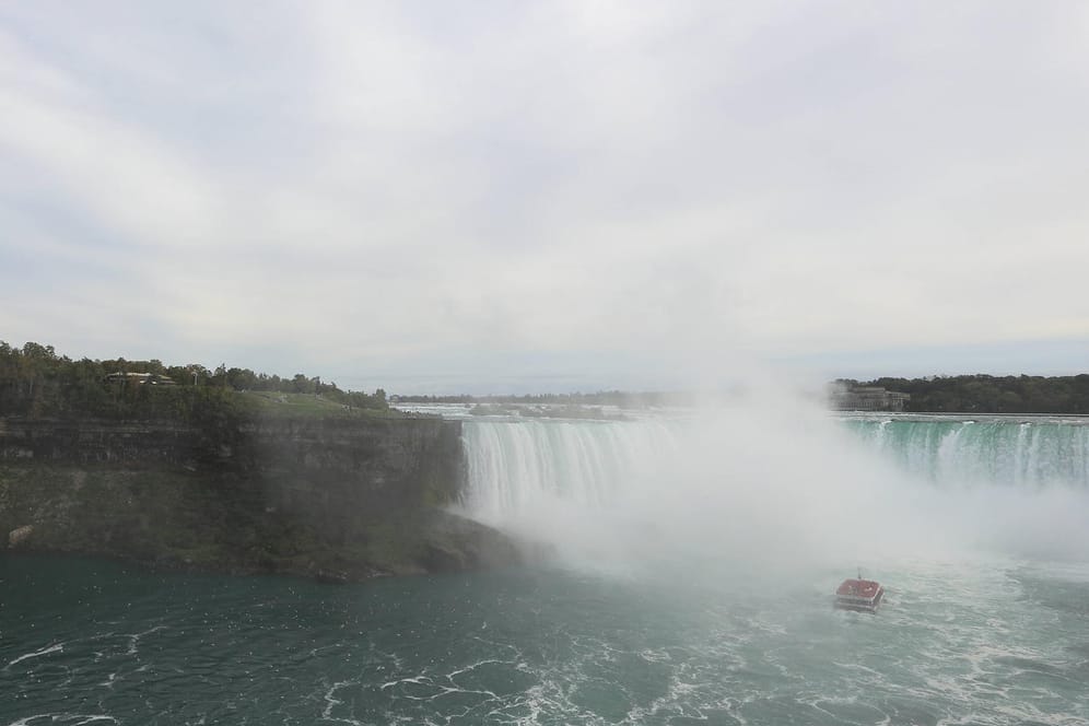 Die Niagara-Wasserfälle sind ein beliebtes Touristenziel (Archivbild). Ein Reisebus verunglückte auf dem Weg dorthin.