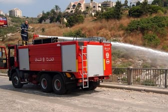 Ein libanesisches Feuerwehrfahrzeug im Einsatz (Symbolbild). Bei einem Unfall mit einem Tanklaster gab es am Sonntag viele Tote.