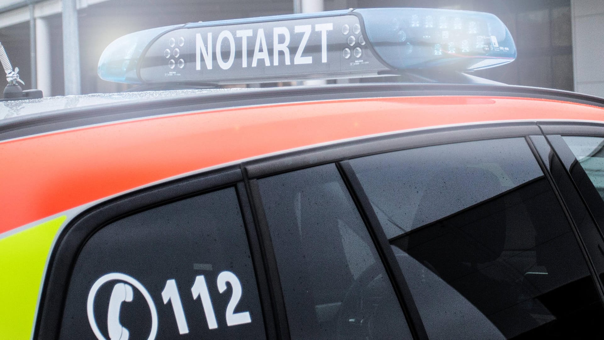 Ein bayerischer Notarztwagen mit Blaulicht (Symbolbild): Für den tödlich verletzten Radfahrer konnten die Rettungskräfte nichts mehr tun. Ein bayerischer Notarztwagen mit Blaulicht (Symbolbild): Für den tödlich verletzten Radfahrer konnten die Rettungskräfte nichts mehr tun.