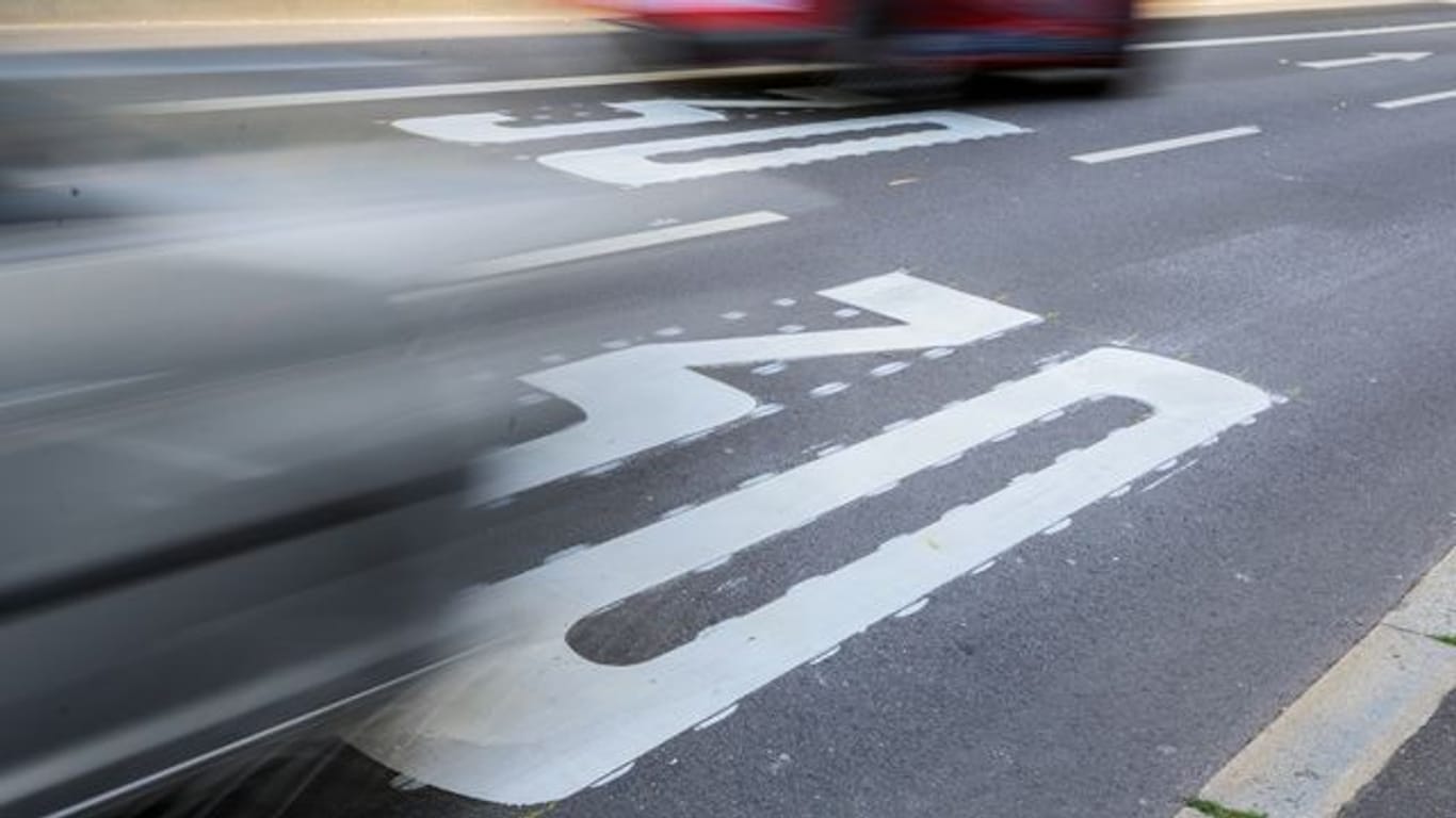 Autos fahren über Tempo-30-Markierungen