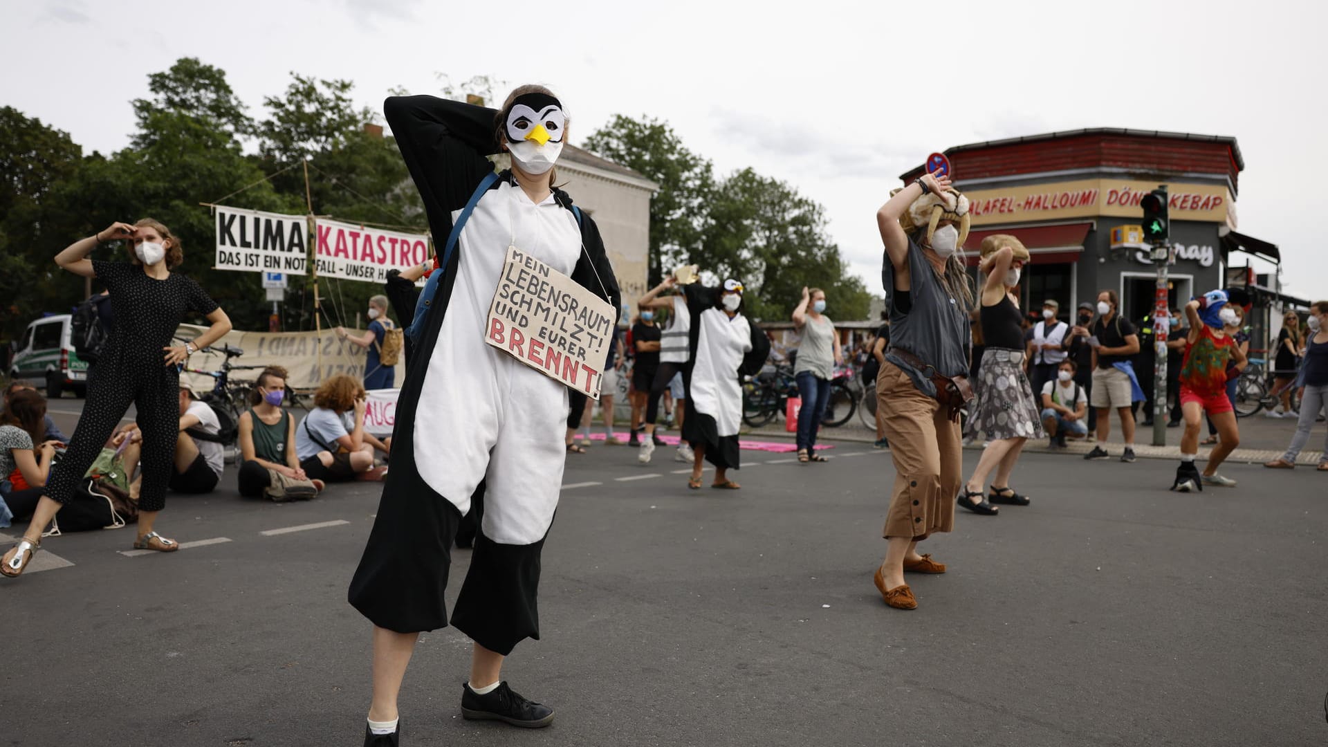 Aktivisten der Gruppe Extinction Rebellion blockieren am 7. August die Revaler Straße/Ecke Warschauer Straße in Berlin-Friedrichshain: Solche Blockaden sollen wiederkommen. Aktivisten der Gruppe Extinction Rebellion blockieren am 7. August die Revaler Straße/Ecke Warschauer Straße in Berlin-Friedrichshain: Solche Blockaden sollen wiederkommen.