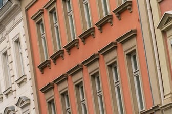 Blick auf die Fassaden von Wohnhäusern