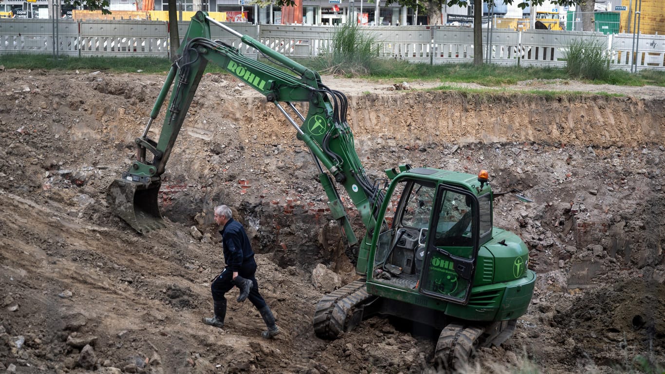 Ein Experte des Kampfmittelräumdienstes kommt aus der Baugrube: Beim Platz von Novi Sad hat sich heute der Verdacht auf einen Blindgänger aus dem Zweiten Weltkrieg bestätigt.