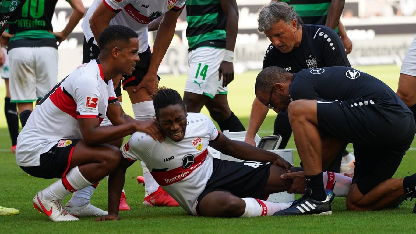 Mohamed Sankoh: Das 17-jährige Toptalent Stuttgarts verletzte sich gegen Fürth schwer am Knie.