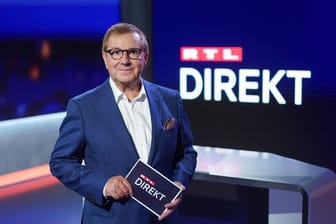 Der Moderator Jan Hofer steht im Studio der Nachrichtensendung "RTL Direkt".