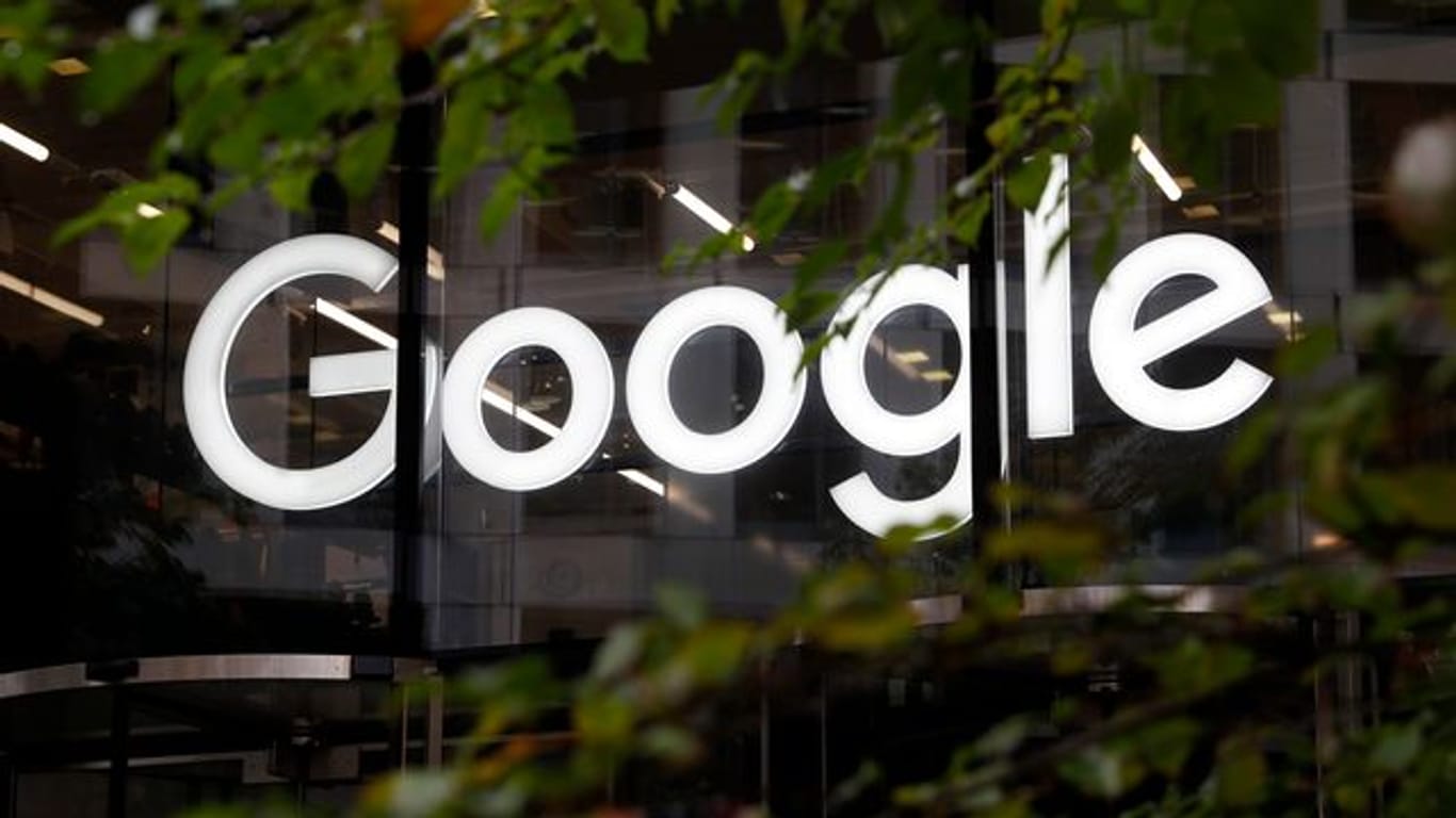 Das Google-Logo in den Büros am Granary Square in London.
