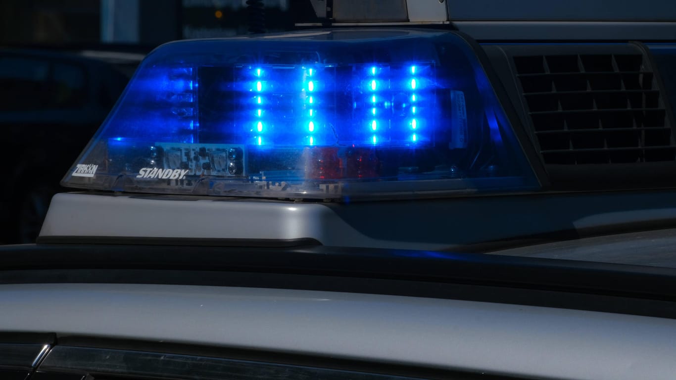Blaulicht eines Streifenwagens der Polizei (Symbolbild): Ein Beamter wurde von einem Jugendlichen angegriffen.