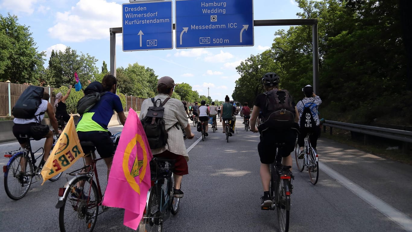 Fahrraddemonstranten von Extinction Rebellion fahren im letzten Jahr aus Potsdam stadteinwärts: Auch dieses Mittel soll wieder zum Einsatz kommen.