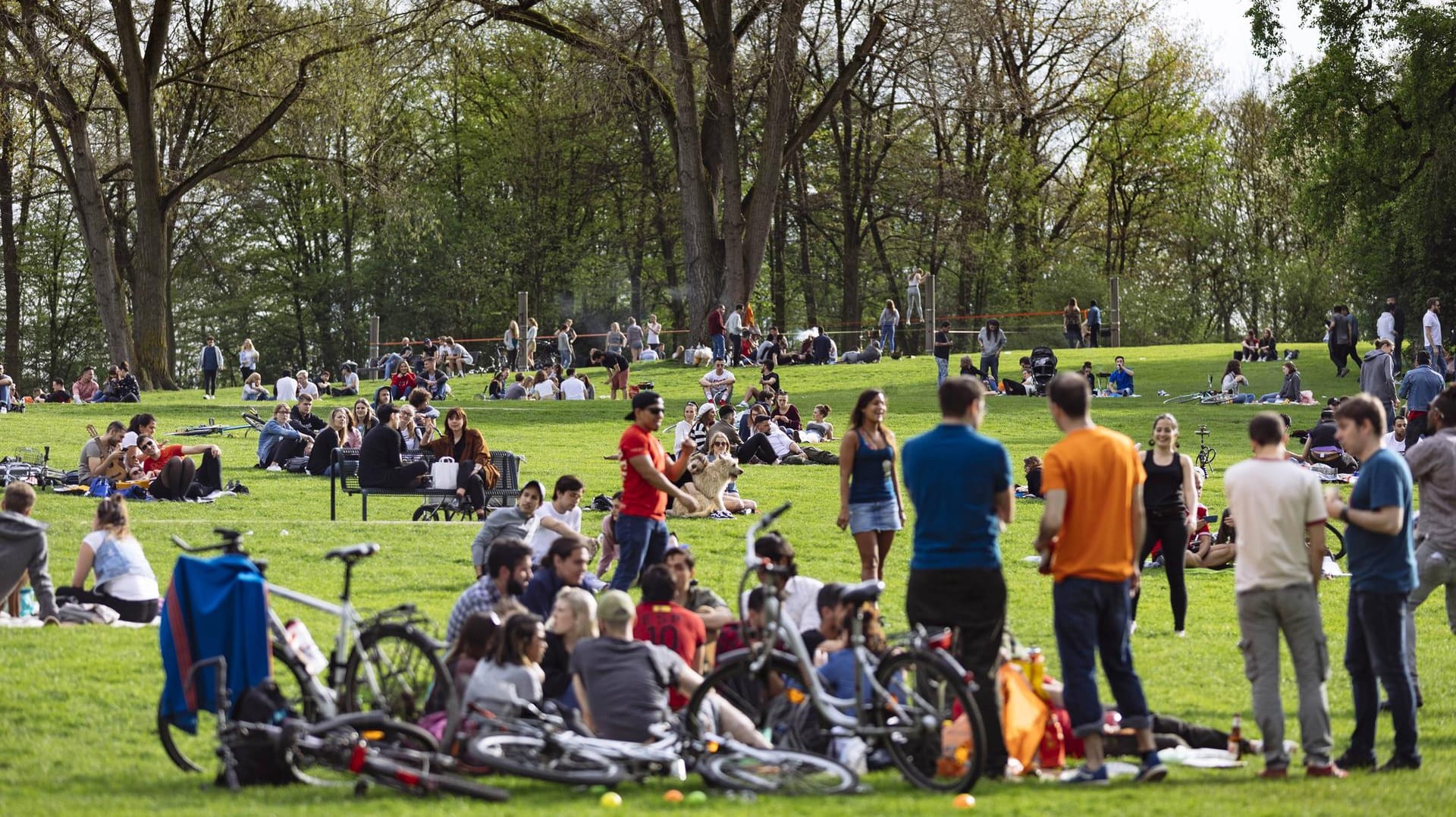 Menschen am Aachener Weiher in Köln (Archivbild): Am Wochenende musste die Polizei die Parkanlagen räumen.