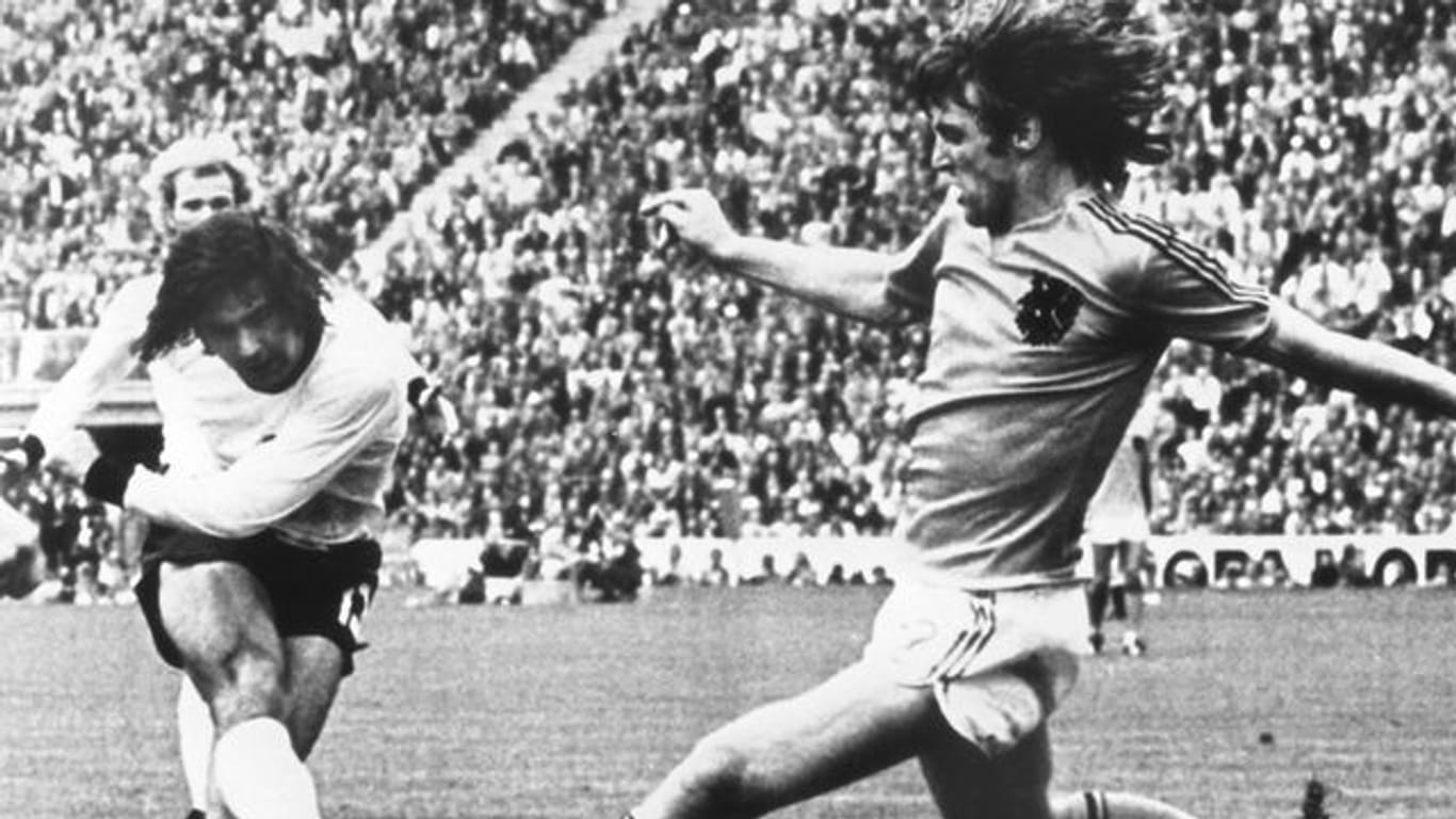 Gerd Müller (l) erzielt im WM-Finale 1974 den 2:1-Siegtreffer gegen die Niederlande.