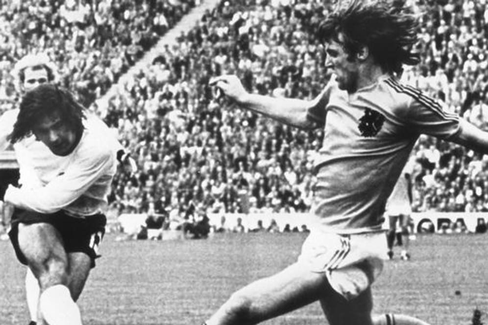 Gerd Müller (l) erzielt im WM-Finale 1974 den 2:1-Siegtreffer gegen die Niederlande.