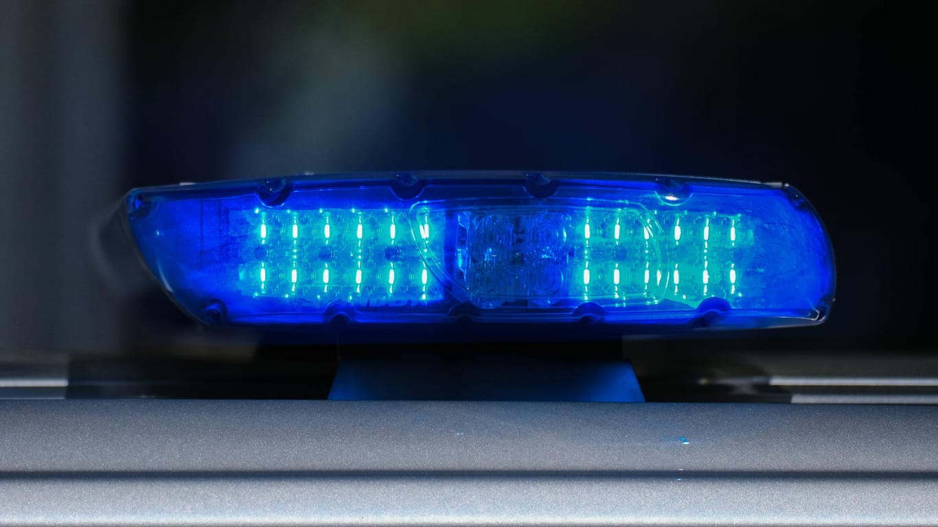 Blaulicht eines Streifenwagens (Symbolbild): In Berlin kam es zu einer Verfolgungsjagd zwischen Polizei und einem mutmaßlichem Drogendealer.
