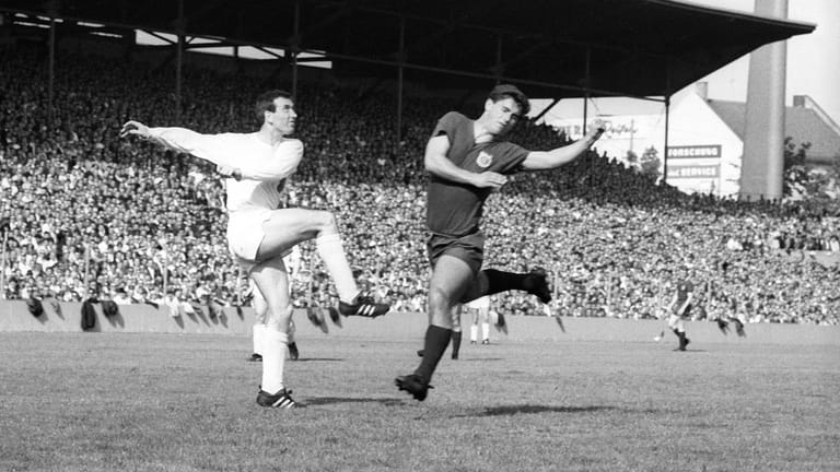 Juni 1965: Gerd Müller im Duell beim Relegationsspiel des FC Bayern München gegen den 2. FC Saarbrücken in der Regionalliga Süd.