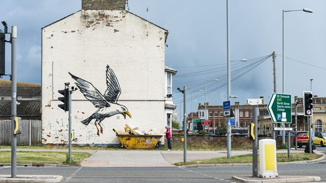 Undatiertes Handout-Foto eines der neuen Werke von Banksy an der Seite eines Hauses in Lowestoft.