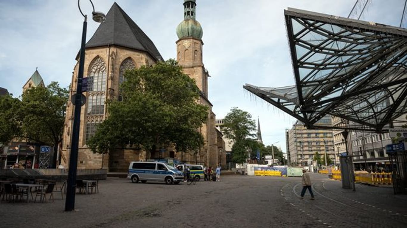 Polizeiautos stehen an der U-Bahn-Station Reinoldikirche