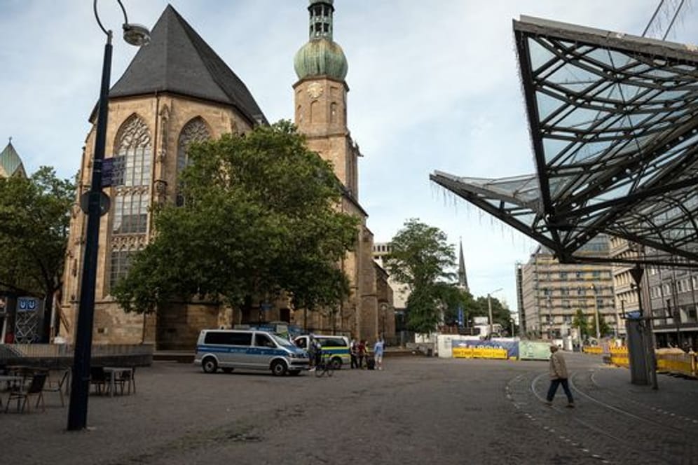 Polizeiautos stehen an der U-Bahn-Station Reinoldikirche