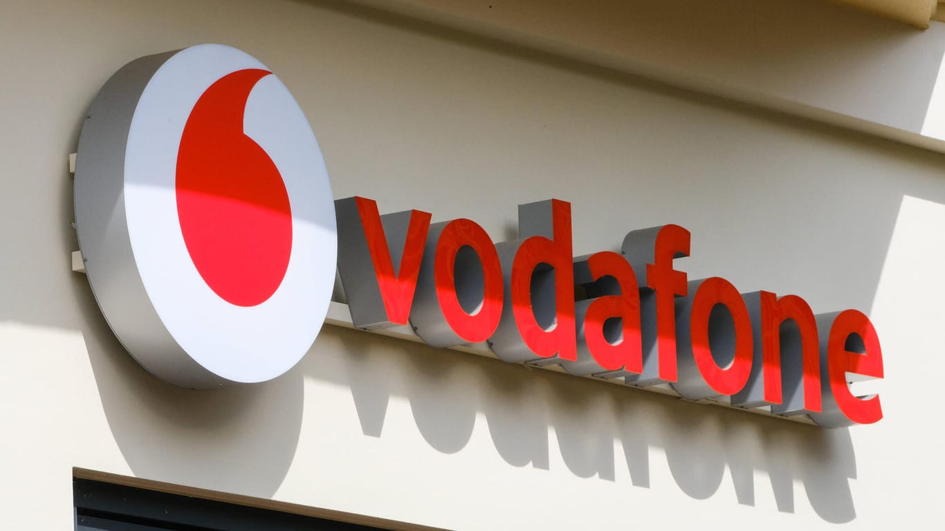 Vodafone-Filiale (Symbolbild): Der Telekommunikationskonzern kritisiert seinen Konkurrenten Telekom scharf.