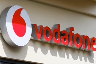 Vodafone-Filiale (Symbolbild): Der Telekommunikationskonzern kritisiert seinen Konkurrenten Telekom scharf.