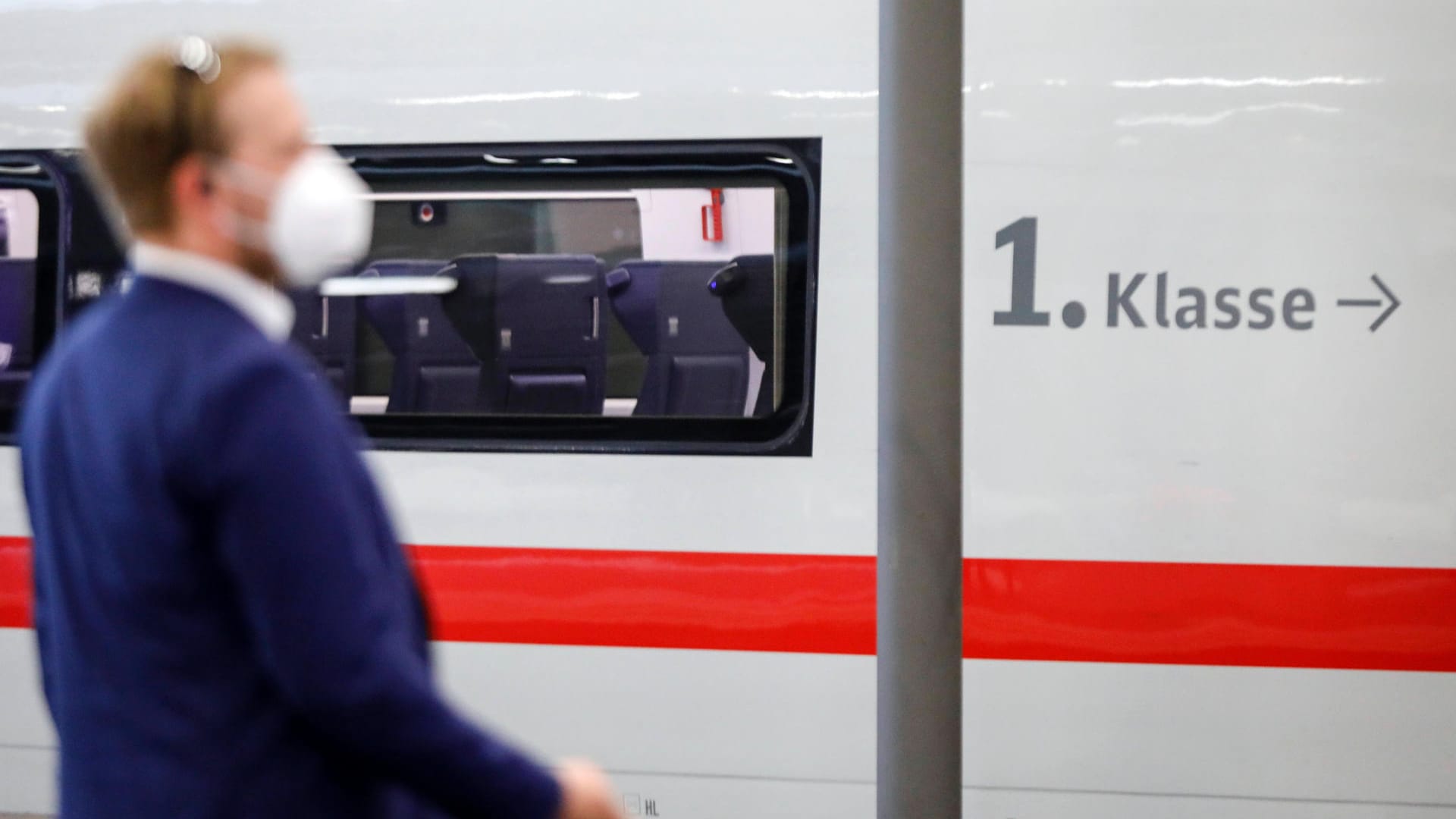 Ein Mann mit FFP2-Maske steht vor einem ICE (Symbolbild): An die Tragepflicht eines Mund-Nasen-Schutzes wollte sich ein Fahrgast nicht halten – er musste in Hannover raus. Ein Mann mit FFP2-Maske steht vor einem ICE (Symbolbild): An die Tragepflicht eines Mund-Nasen-Schutzes wollte sich ein Fahrgast nicht halten – er musste in Hannover raus.