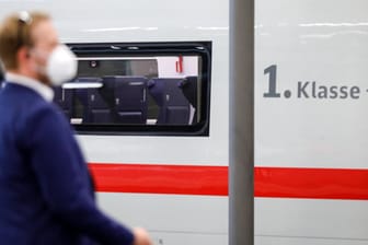 Ein Mann mit FFP2-Maske steht vor einem ICE (Symbolbild): An die Tragepflicht eines Mund-Nasen-Schutzes wollte sich ein Fahrgast nicht halten – er musste in Hannover raus.